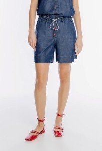 Krótkie szorty z ozdobnym paskiem