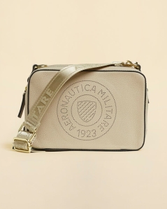 Skórzana torebka typu crossbody z logo